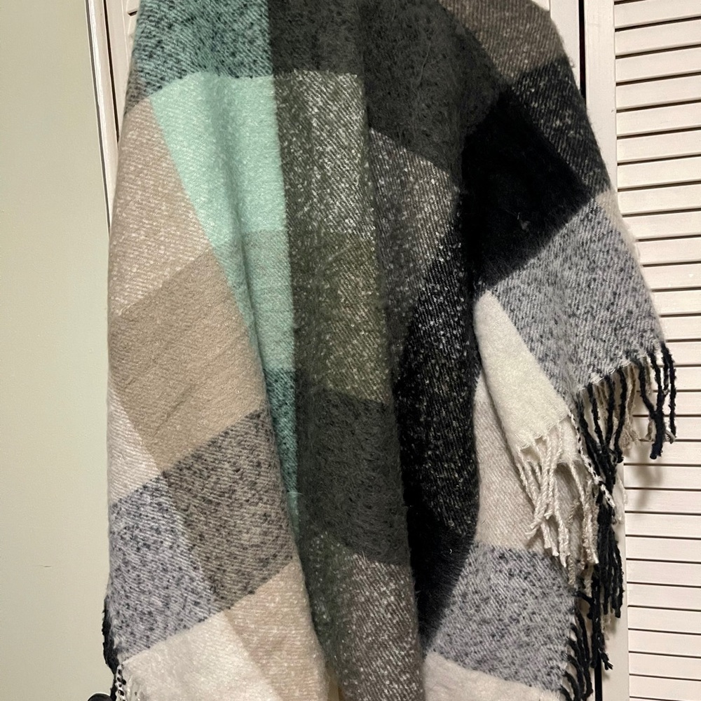 Black-Mint super Soft Fringe Poncho